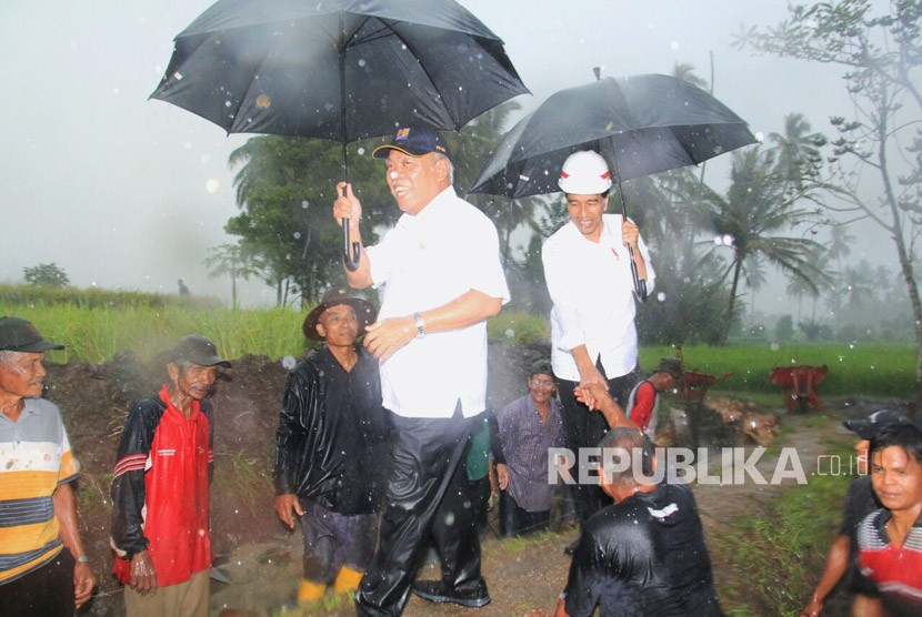 Presiden RI Joko Widodo bersama Menteri PUPR Basuki Hadimuljono meninjau lokasi pembangunan irigasi di Jorong Piliang, Nagari Kaum Limo, Kecamatan Kaum Lima, Kabupaten Tanah Datar, Kamis (8/2)