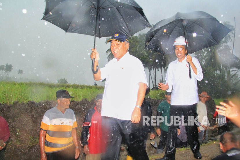 Presiden RI Joko Widodo bersama Menteri PUPR Basuki Hadimuljono meninjau lokasi pembangunan irigasi di Jorong Piliang, Nagari Kaum Limo, Kecamatan Kaum Lima, Kabupaten Tanah Datar, Kamis (8/2)