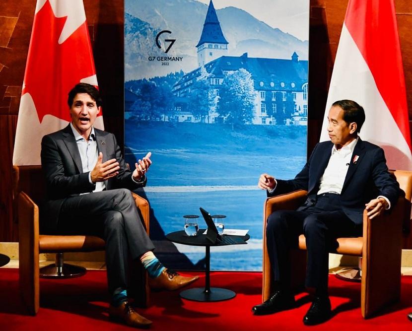 Presiden RI Joko Widodo bersama Perdana Menteri Kanada Justin Trudeau saat melakukan pertemuan bilateral di sela-sela KTT G7 di Elmau, Jerman, Senin (27/6/2022).