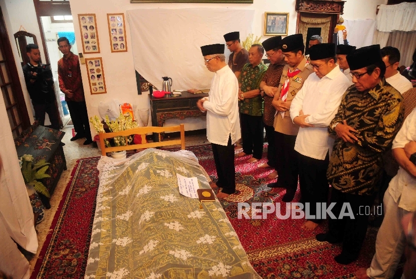 Almarhum Adi Sasono dan Dian Islamiati AM Fatwa