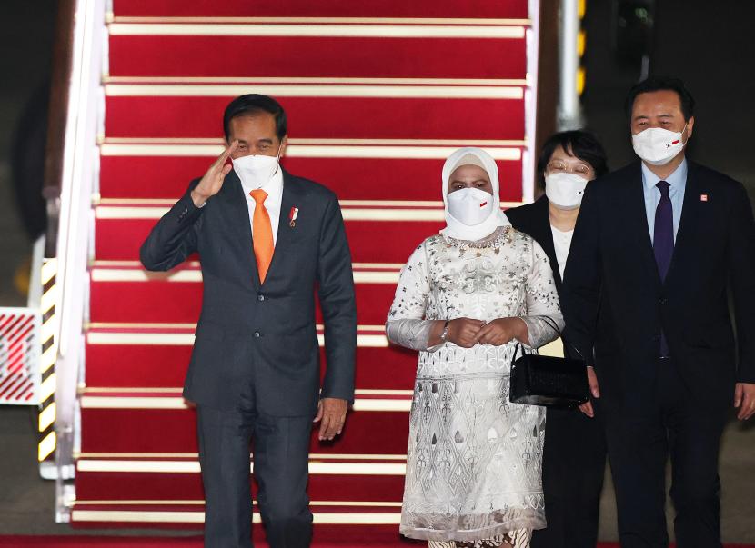 Presiden RI Joko Widodo dan istrinya Iriana tiba di bandara militer Seoul di Seongnam, Korea Selatan, Rabu, 27 Juli 2022. 
