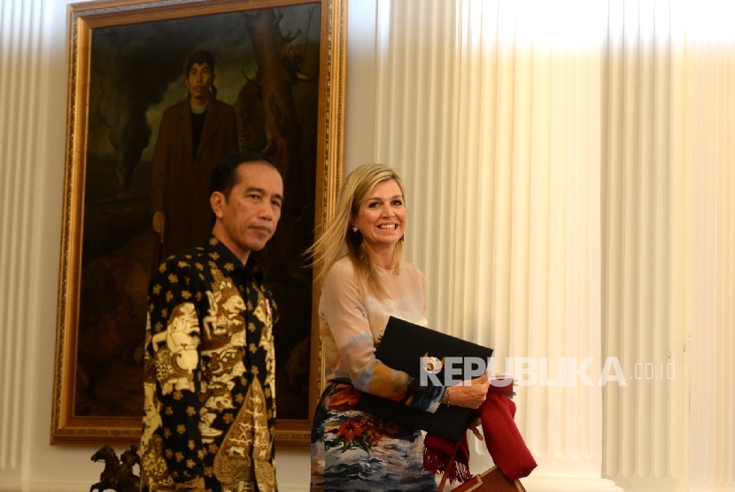 Presiden RI Joko Widodo dan Ratu Maxima usai melakukan diskusi pada kunjungan kehormatan di Istana Merdeka, Jakarta, Kamis (1/9). 