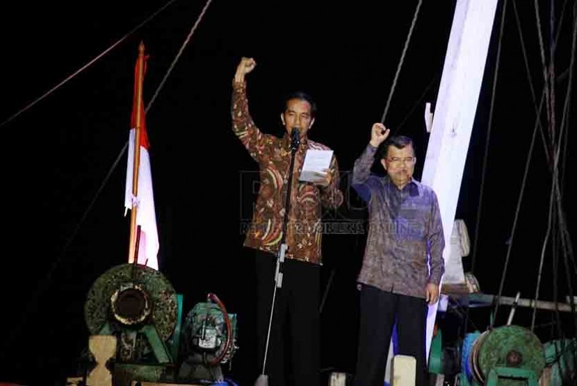 Presiden RI Joko Widodo dan wakil Presiden RI Jusuf Kalla saat berpidato kemenangan di atas kapal di Pelabuhan Sunda kelapa, Jakarta, Selasa malam (22/7).