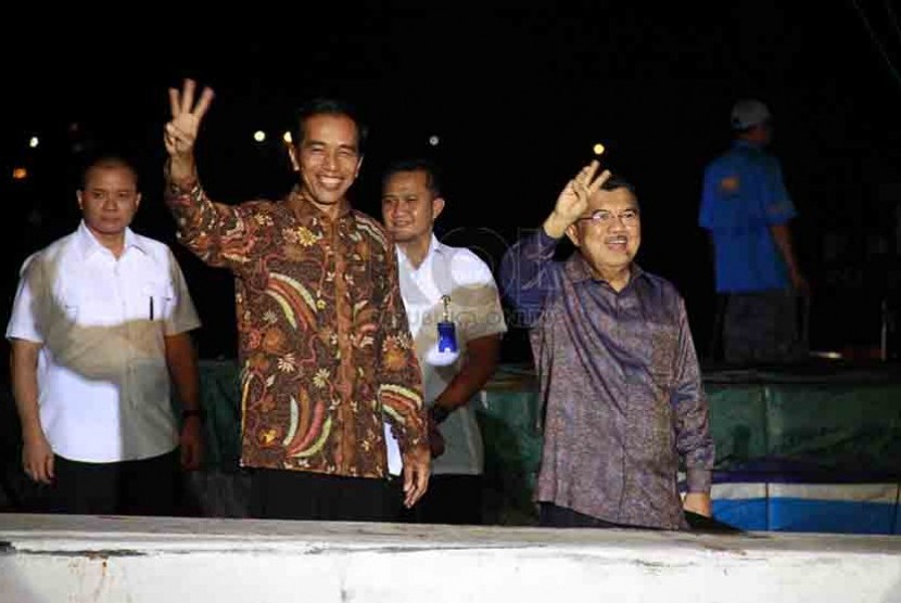 Presiden RI Joko Widodo dan wakil Presiden RI Jusuf Kalla saat berpidato kemenangan di atas kapal di Pelabuhan Sunda kelapa, Jakarta, Selasa malam (22/7).