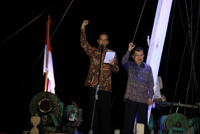 Presiden RI Joko Widodo dan wakil Presiden RI Jusuf Kalla saat berpidato kemenangan di atas kapal di Pelabuhan Sunda kelapa, Jakarta, Selasa (22/7) malam.