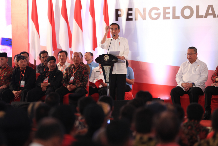 Presiden RI Joko Widodo, didampingi Ibu Negara Iriana Joko Widodo, bersama Menteri Desa, PDT dan Transmigrasi, Eko Putro Sandjojo, memberikan arahan dalam acara Sarasehan pengelolaan Dana Desa se Provinsi Jawa Tengah Tahun Anggaran 2019, di Pusat Rekreasi dan Promosi Pembangunan (PRPP) Semarang.