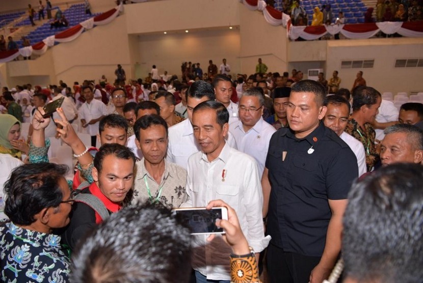 Presiden RI Joko Widodo didampingi Menteri Desa, Pembangunan Daerah Tertinggal dan Transmigrasi Eko Putro Sandjojo menghadiri kegiatan evaluasi kebijakan pembangunan dan pemberdayaan masyarakat desa serta sosialiasi prioritas penggunaan dana desa tahun 2019.