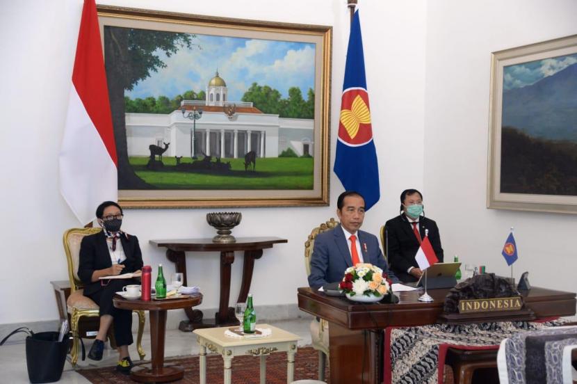 Presiden RI Joko Widodo didampingi Menteri Luar Negeri Retno Marsudi dan Menteri Kesehatan Terawan Agus P dalam KTT ASEAN Khusus Tentang Covid-19 secara virtual dari Istana Kepresidenan Bogor, Selasa (14/4) 
