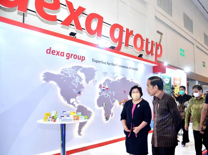 Presiden RI Joko Widodo didampingi oleh Komisaris Utama Dexa Group Ibu Gracianti Soetikno saat mengunjungi booth Dexa Group di acara Trade Expo Indonesia 2022, ICE BSD, Tangerang, Rabu, 19 Oktober 2022.