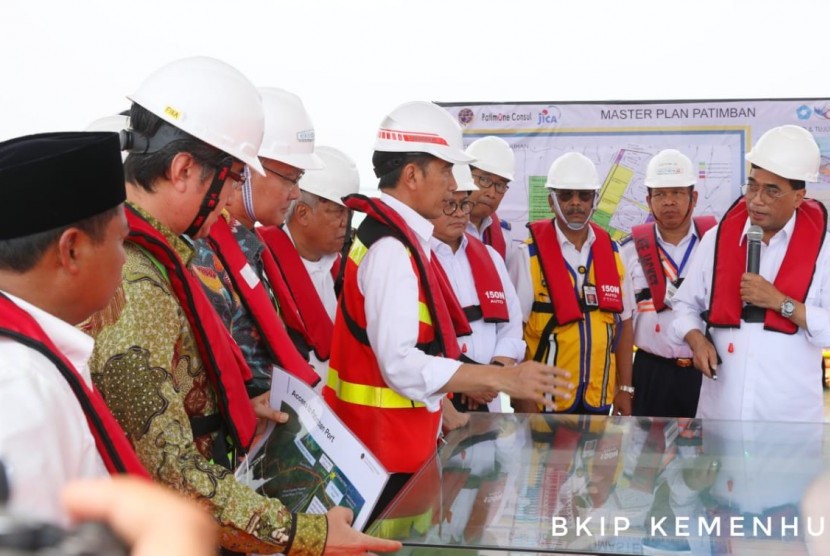 Presiden RI Joko Widodo didampingi oleh sejumlah menteri meninjau Pelabuhan Patimban, Kabupaten Subang, Jumat (29/11).
