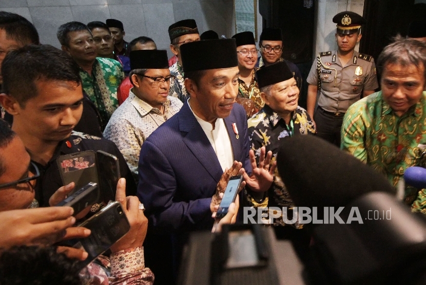 President Joko Widodo interviewed by reporters during a visit to Central Board of Islam Unity (Persis) office, in Bandung city, Tuesday (October 17) night.