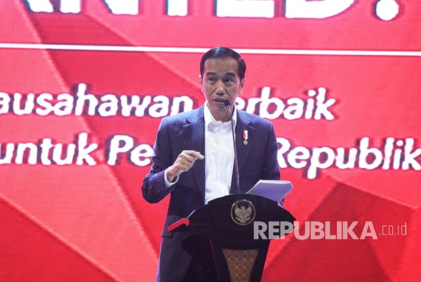 Presiden RI Joko Widodo (Jokowi) berbagi pengalaman berwirausaha pada acara Entrepreneurs Wanted ! bertajuk Wirausahawan Terbaik Berbagi untuk Penerus Republik, di Gedung Sasana Budaya Ganesa (Sabuga), Kota Bandung, Senin (18/12).