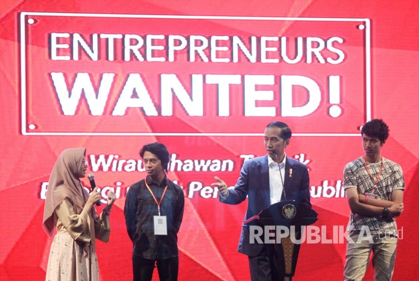 Presiden RI Joko Widodo (Jokowi) berbicang dengan mahasiswa dan pelajar yang sudah menjadi wirausahawan pada acara Entrepreneurs Wanted ! bertajuk Wirausahawan Terbaik Berbagi untuk Penerus Republik, di Gedung Sasana Budaya Ganesa (Sabuga), Kota Bandung, Senin (18/12).