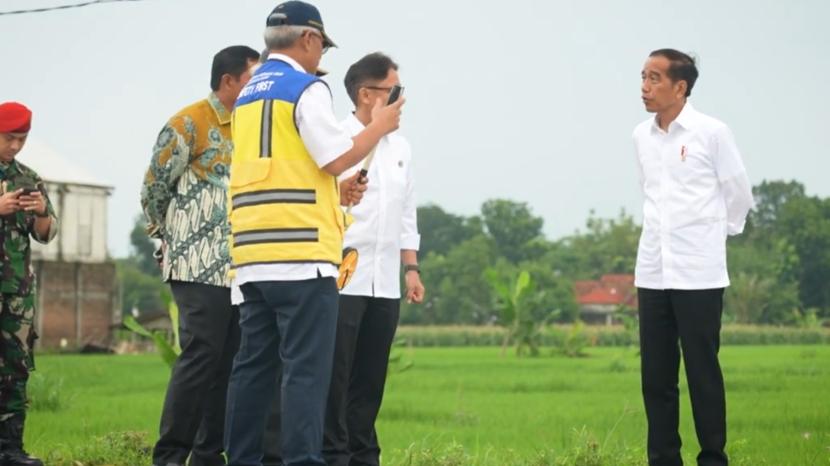 Presiden RI Joko Widodo (Jokowi) didampingi Ibu Iriana Joko Widodo meninjau ruas Jalan Surakarta-Gemolong (Sragen)-Purwodadi di Desa Ngandul, Kabupaten Sragen. 