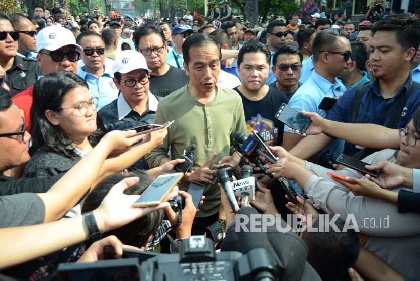 Presiden RI Joko Widodo (Jokowi) diwawancara wartawan usai mengunjungi Car Free Day (CFD) Dago, Kota Bandung, Ahad (11/11).