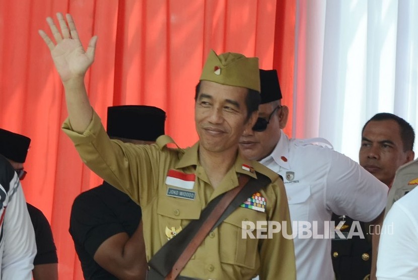 Presiden RI Joko Widodo (Jokowi) melambaikan tangan kepada masyarakat saat hadir pada acara Bandung Lautan Sepeda dalam rangka Hari Pahlawan, di Gasibu, Kota Bandung, Sabtu (10/11).