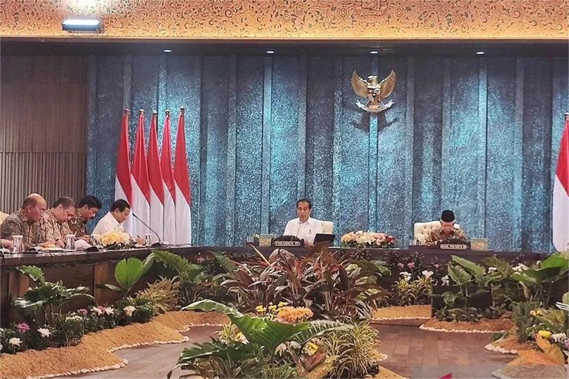 Presiden RI Joko Widodo (Jokowi) memimpin sidang kabinet paripurna perdana di Ibu Kota Nusantara, Kalimantan Timur, Senin (12/8/2024).