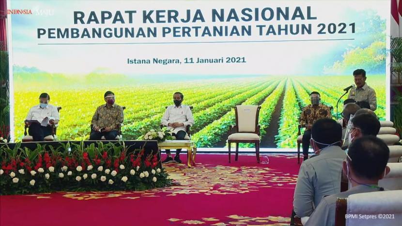Presiden RI Joko Widodo (Jokowi) menegaskan  pembangunan pertanian harus mendapat perhatian serius dari semua pihak, agar Indonesia mampu memenuhi kebutuhan pangannya sendiri. Terlebih kata Jokowi, saat ini sektor pertanian menempati posisi yang sangat sentral karena terbukti mampu bertahan dari ancaman krisis.