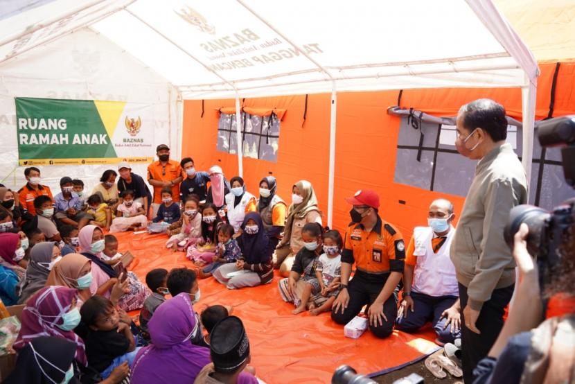 Presiden RI Joko Widodo (Jokowi) meninjau Pos Layanan Psikososial Ruang Ramah Anak Badan Amil Zakat Nasional (BAZNAS) yang berlokasi di Pos Lapangan Desa Sumberwuluh, Candipuro, Lumajang. Selasa, (7/12) pagi.