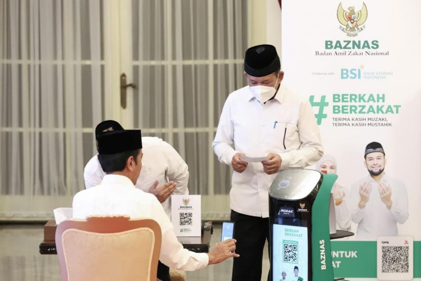 Presiden RI Joko Widodo (Jokowi) menunaikan zakat kepada Badan Amil Zakat Nasional (BAZNAS) dengan menggunakan Robot Zakat (Rozak), disaksikan Ketua BAZNAS RI Prof Dr KH Noor Achmad, diikuti oleh Wakil Presiden RI, KH. Ma