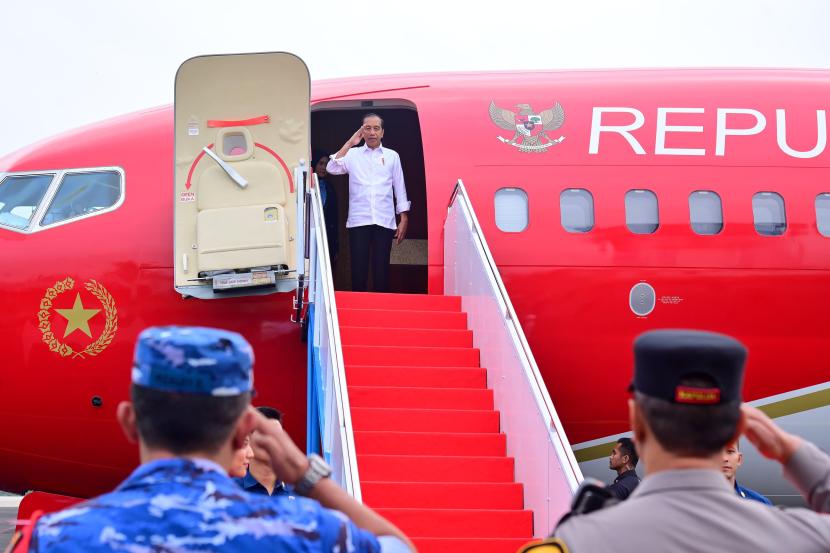 Presiden RI Joko Widodo (Jokowi) naik pesawat kepresidenan RI 1.