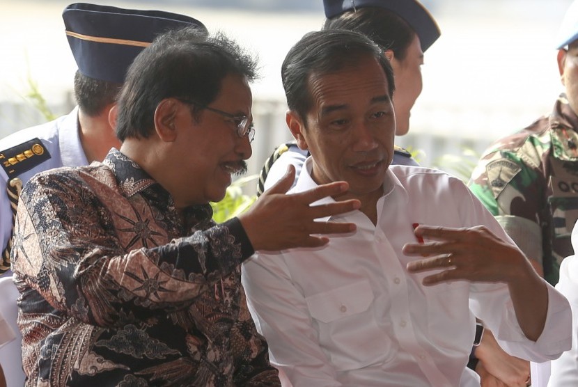 Presiden RI Joko Widodo (kanan) berbincang dengan Menteri (ATR/BPN) Sofyan Djalil (kiri) saat penyerahan sertifikat hak atas lahan tanah di pelataran Benteng Kuto Besak (BKB), Palembang, Sumatera Selatan, Jumat (13/7).