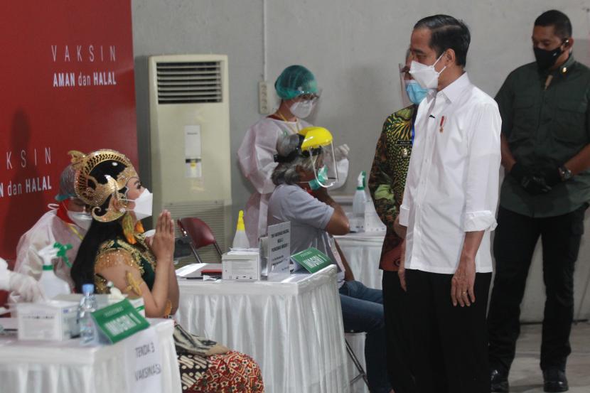 Presiden RI Joko Widodo (kanan) berdialog dengan seniman saat meninjau vaksinasi untuk seniman di Padepokan Seni Bagong Kussudihardjo, Bantul, Rabu (3/10/2021). Dalam kunjungan itu, Presiden Joko Widodo menyaksikan secara langsung proses vaksinasi Covid-19 bagi seniman di Yogyakarta. Indonesia juga terus berupaya mengembangkan vaksin dalam negeri, yaitu vaksin Merah Putih.