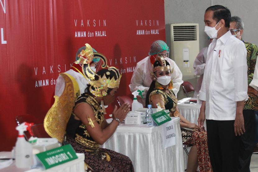 Presiden RI Joko Widodo (kanan) berdialog dengan seniman saat meninjau vaksinasi untuk seniman di Padepokan Seni Bagong Kussudihardjo, Bantul, Rabu (3/10/2021). Dalam kunjungan itu Presiden Joko Widodo menyaksikan secara langsung proses vaksinasi COVID-19 bagi seniman di Yogyakarta. 