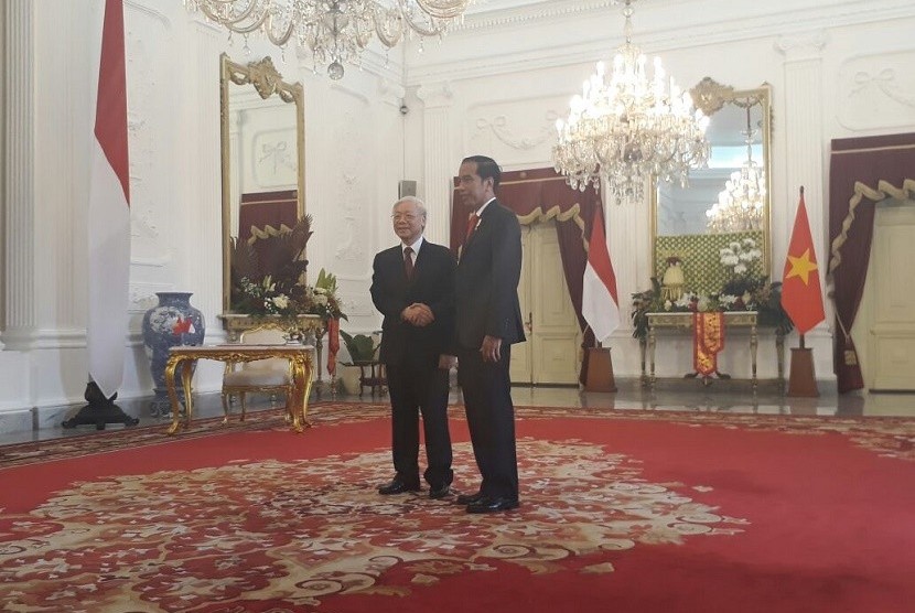 Presiden RI Joko Widodo (kanan) dan Sekjen Partai Komunis Vietnam Nguyen Phu Trong (kiri) berjabat tangan di Istana Negara, Jakarta, Rabu (23/8).