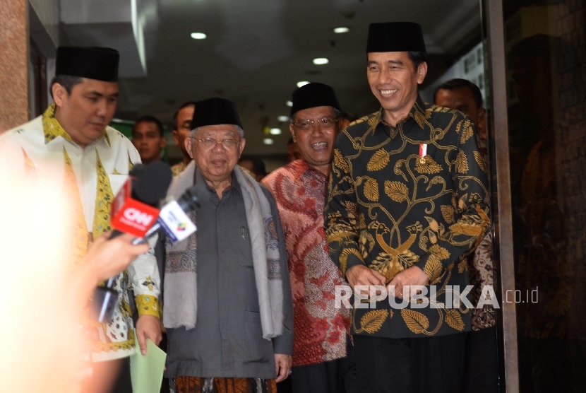 Presiden RI Joko Widodo (kanan), Ketum PBNU Said Aqil Siradj (kedua kanan), Rois Aam PBNU Ma'ruf Amin (kedua kiri), dan Sekjen PBNU Helmi Faisal Efendi berjalan keluar seusai mengadakan pertemuan tertutup di kantor PBNU, Jakarta, Senin (7/11)