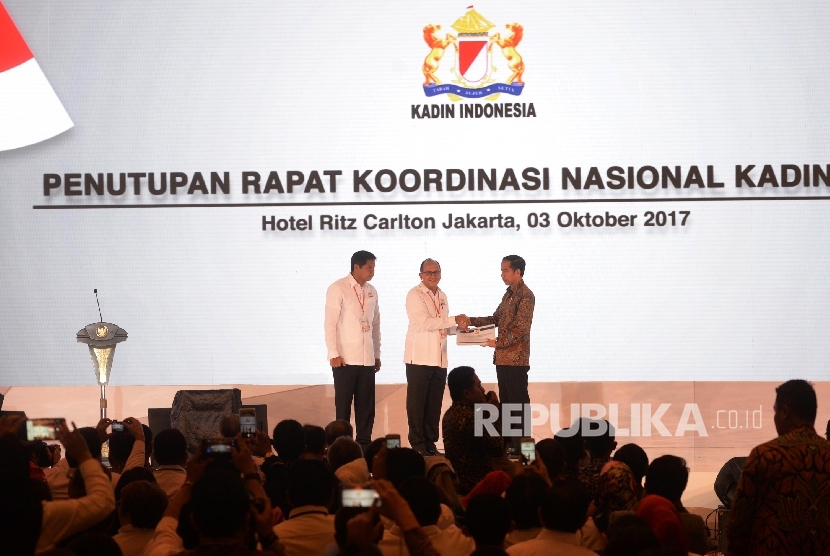 Presiden RI Joko Widodo (kanan), menerima buku rekomendasi hasil Rakornas Kadin 2017 dari Ketum Kadin Rosan Roslaeni (tengah), didampingi Ketua Panitia Rakornas Maruarar Sirait saat Penutupan Rakornas Kadin 2017, Jakarta, Selasa (3/10).