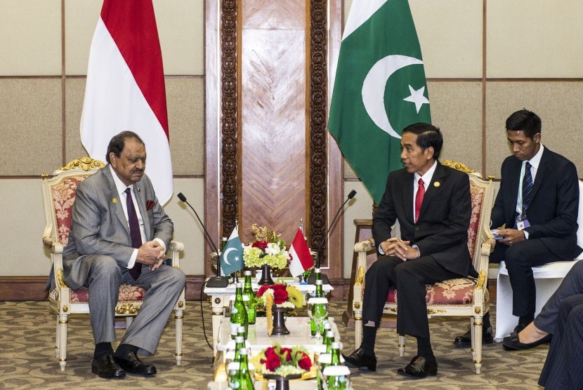 Presiden RI Joko Widodo (kedua kanan) berbincang dengan Presiden Pakistan Mamnoon Husein (kiri) seusai pertemuan bilateral saat KTT Luar Biasa ke-5 OKI di JCC, Jakarta, Senin (7/3). 