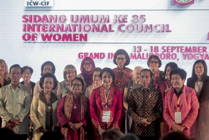 Presiden RI Joko Widodo (kedua kanan) berfoto bersama Menteri Pemberdayaan Perempuan dan Perlindungan Anak (PPPA) Yohana Yembise (ketiga kiri), Presiden International Council of Women Kim Jung Sook (kanan) dan Ketua Umum Kowani Giwo Rubianto (ketiga kanan) saat pembukaan Sidang Umum International Council of Women dan Temu Nasional 1.000 Organisasi Perempuan Indonesia di Pendopo Balkondes, Hotel Grand Inna Malioboro, Yogyakarta, Jumat (14/9).