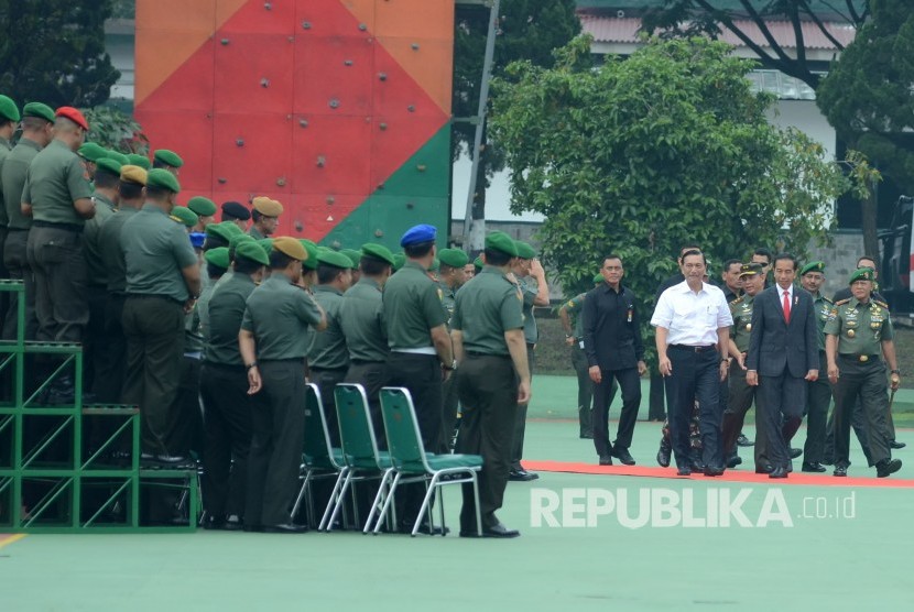 Presiden RI Joko Widodo (kedua kanan) bersama Menko Maritima Luhut Binsar Panjaitan (ketiga kanan)