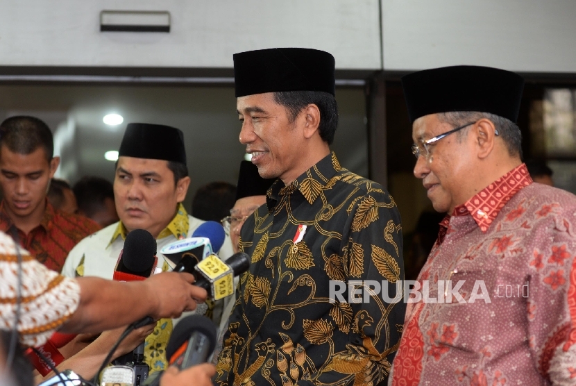 Presiden RI Joko Widodo (kedua kanan), dan Ketum PBNU Said Aqil Siradj (kanan) memberikan keterangan kepada wartawan seusai mengadakan pertemuan tertutup di kantor PBNU, Jakarta, Senin (7/11). 