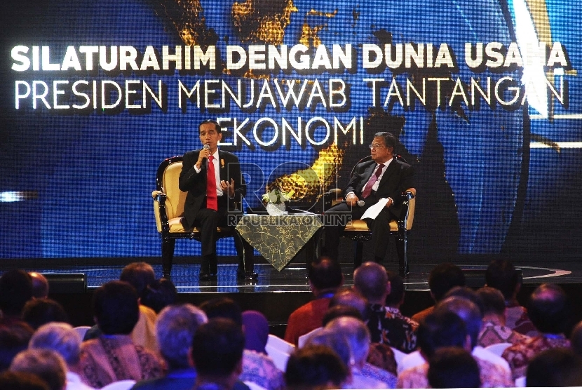 Presiden RI Joko Widodo (kedua kanan), Ketua ISEI Darmin Nasution (kanan) berbincang dalam Silaturahim dengan Dunia Usaha Presiden Menjawab Tantangan Ekonomi di JCC, Jakarta, Kamis (9/7). 