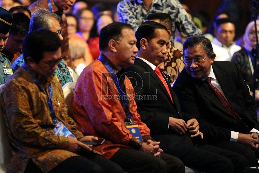 Presiden RI Joko Widodo (kedua kanan), Ketua ISEI Darmin Nasution (kanan) berbincang dalam Silaturahim dengan Dunia Usaha Presiden Menjawab Tantangan Ekonomi di JCC, Jakarta, Kamis (9/7). 