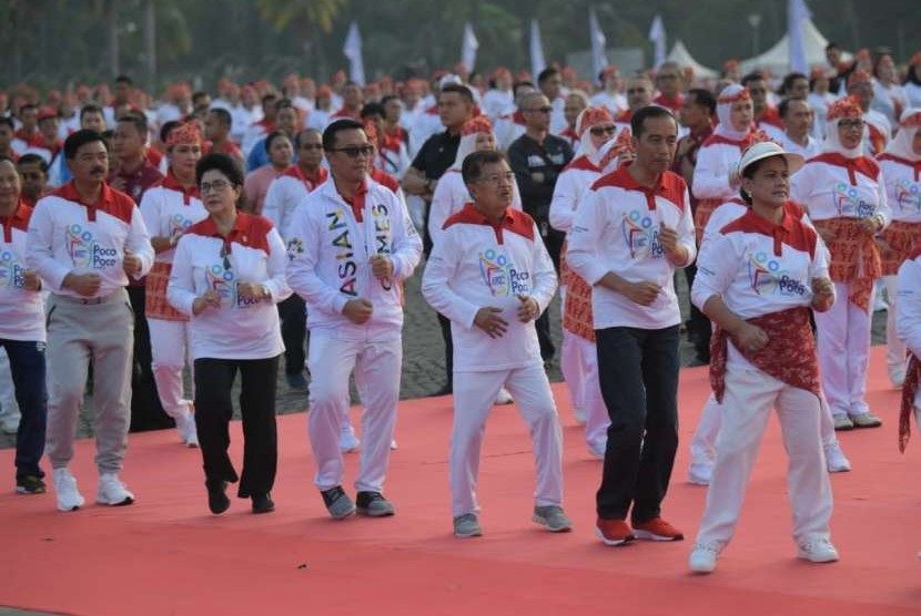Presiden RI Joko Widodo (kedua kanan), Wapres Jusuf Kalla (ketiga kanan), dan Menpora Imam Nahrawi saat menjalani enam poco-poco. 