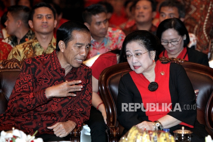 Presiden RI Joko Widodo (kiri), berbincang bersama Ketua Umum PDI Perjuangan Megawati Soekarnoputri (kanan)saat menghadiri HUT ke-44 PDIP di Jakarta Convention Center (JCC), Jakarta, Selasa (10/1). 