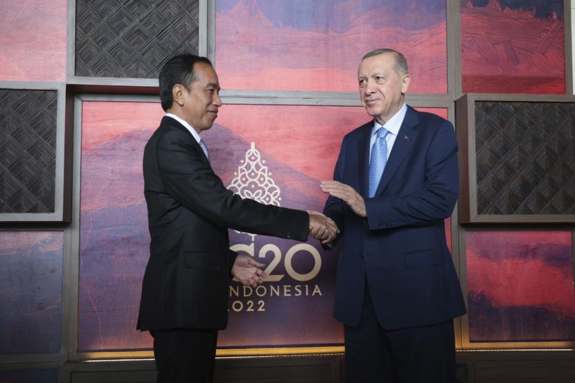  Presiden RI Joko Widodo (kiri) berjabat tangan dengan Presiden Turki Recep Tayyip Erdogan saat pertemuan bilateral jelang KTT G20 di Nusa Dua, Bali, Senin, 14 November 2022. 