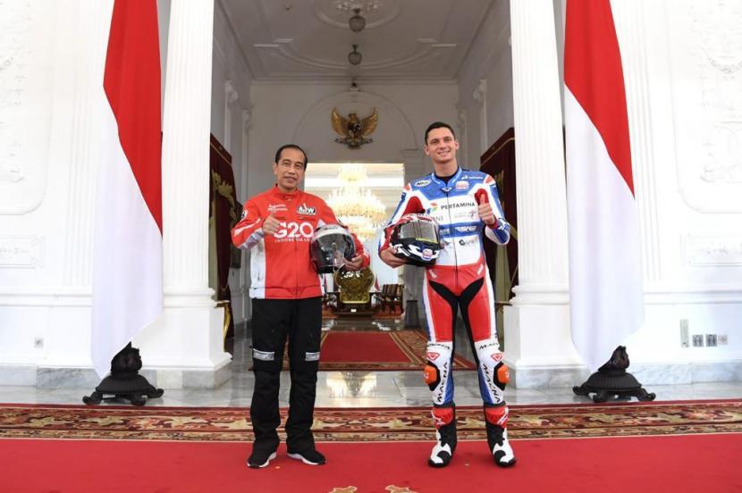 Presiden RI Joko Widodo (kiri) bersama pembalap Pertamina Mandalika SAG Racing Team Bo Bensynder (kiri) pada Parade MotoGP Mandalika 2022 di Istana Merdeka, Jakarta, Rabu (16/3/2022).