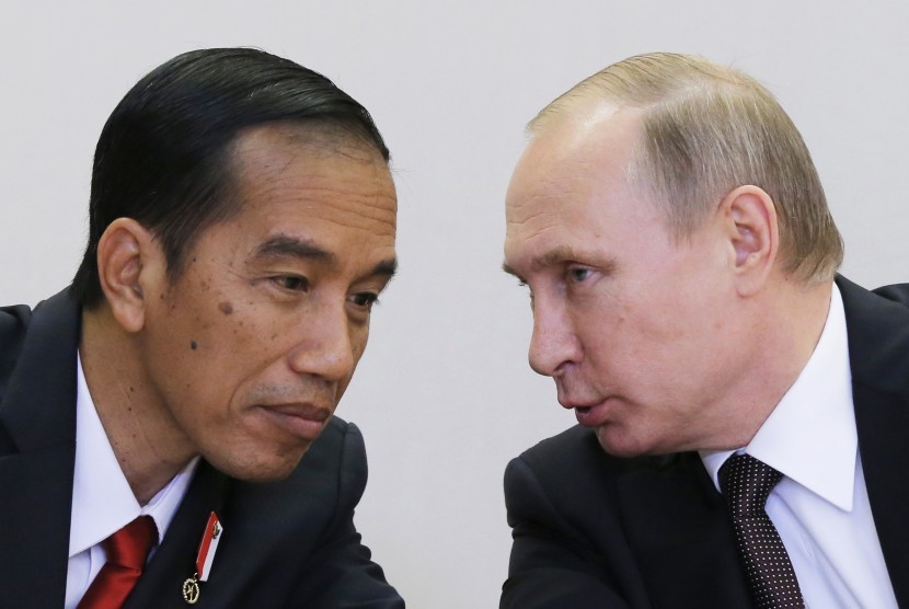 Presiden RI Joko Widodo (kiri) dan Presiden Rusia Vladimir Putin