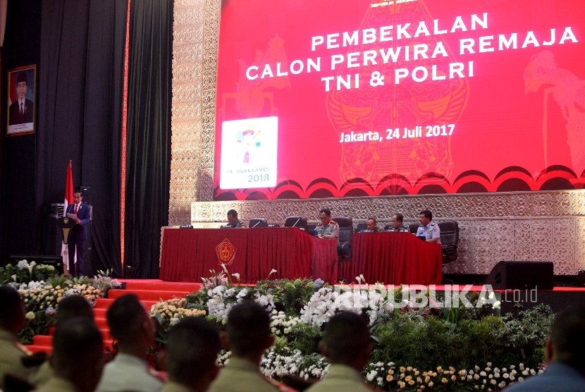 Presiden RI Joko Widodo (kiri) menyampaikan pidato pembekalan kepada Calon Perwira Remaja (Capaja) Akademi TNI dan Polri Tahun 2017 di GOR Ahmad Yani Mabes TNI Cilangkap, Jakarta, Senin (24/7). 