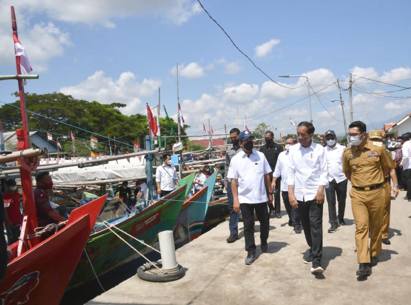 Presiden RI Joko Widodo melakukan kunjungan kerja beraudiensi dengan nelayan, di Pasar Ikan Selo Pengantin Desa Bandengan, Kecamatan Mundu, Kabupaten Cirebon, Rabu (13/4/2022). 