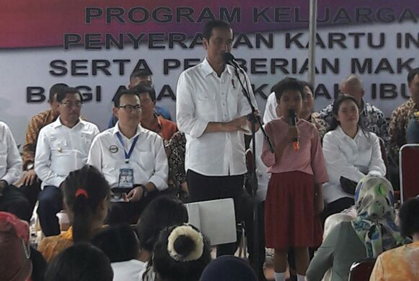  President Joko Widodo gave the Indonesia Health Card (KIS) to the people of Poka Village, Ambon on Wednesday. 