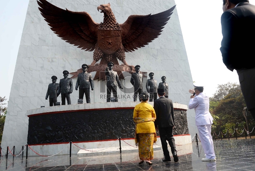 Presiden RI Joko Widodo melihat monumen patung para jenderal usai upacara peringatan hari Kesaktian Pancasila di Monumen Pancasila Sakti, Lubang Buaya, Jakarta Timur, Kamis (1/10).   (Republika/Yasin Habibi)