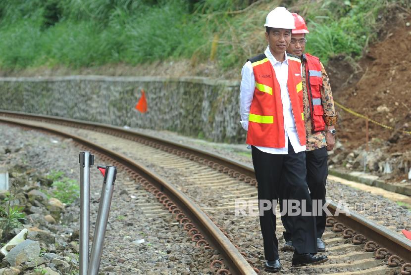 President Joko Widodo oversees the construction of Sukabumi-Bogor double track railway project in Sukabumi, Jawa Barat, on Friday (December 15).