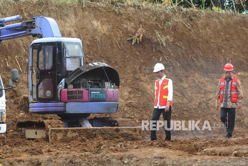 Presiden RI Joko Widodo memantau pembangunan jalur ganda kereta api Bogor-Sukabumi PP di Sukabumi, Jawa Barat (15/12) Presiden Joko Widodo mengatakan adanya rel ganda akan dapat menambah jumlah kereta api dan meningkatkan volume penumpang dan menambah pilihan warga untuk memilih transportasi umum dengan target pembangunan ini selesai di tahun 2020.