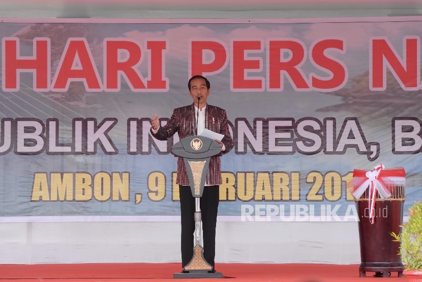 Presiden RI Joko Widodo memberi sambutan saat acara puncak perayaan Hari Pers Nasional (HPN) 2017 di lapangan Tantui, Ambon, Maluku, Kamis (9/2). 