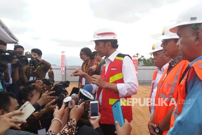 Presiden RI Joko Widodo memberikan keterangan pers usai peletakan batu pertama pembangunan tol Padang-Pekanbaru di Kota Padang, Jumat (9/2).